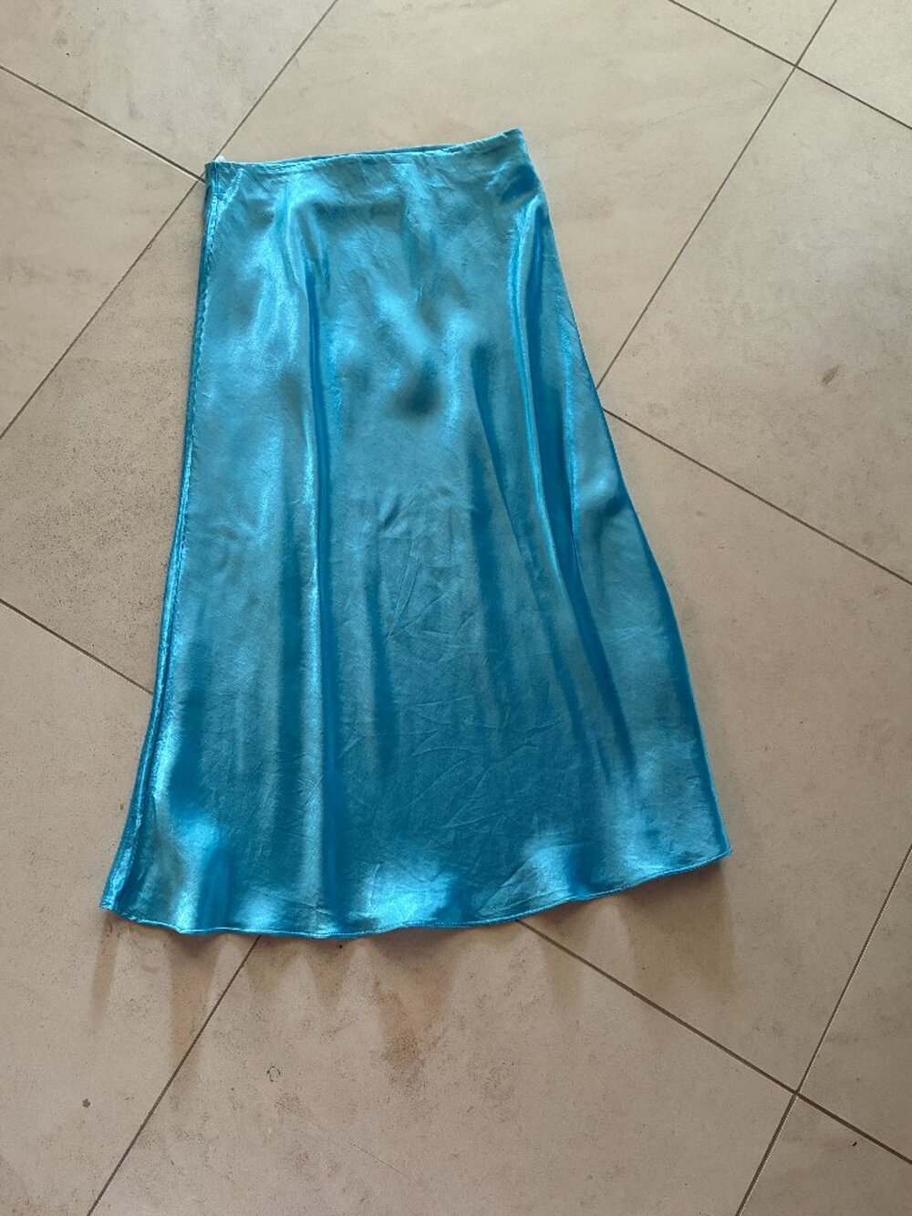 Aritzia Babaton satiny slip-on skirt